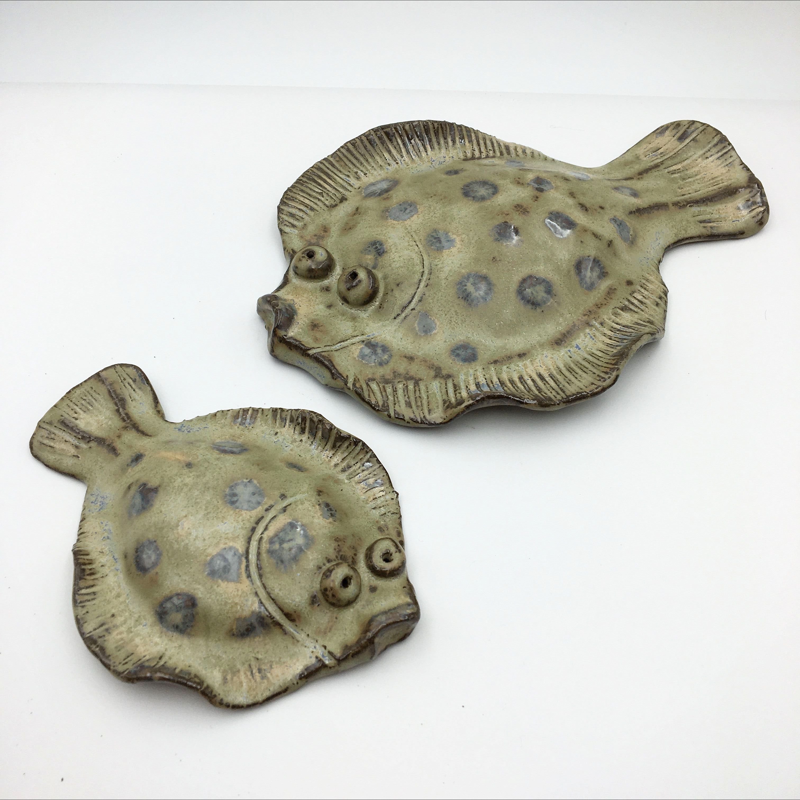 Fladfisk i keramik - Grågrøn med pletter