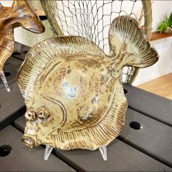 Fladfisk i keramik - Gr�gr�n med pletter