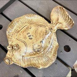 Fladfisk i keramik - Gr�gr�n med pletter