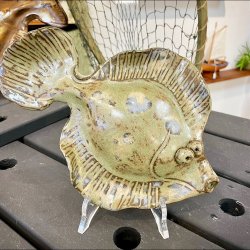 Fladfisk i keramik - Gr�gr�n med pletter