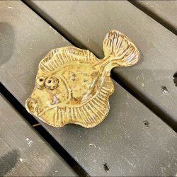 Fladfisk i keramik - Gr�gr�n med pletter