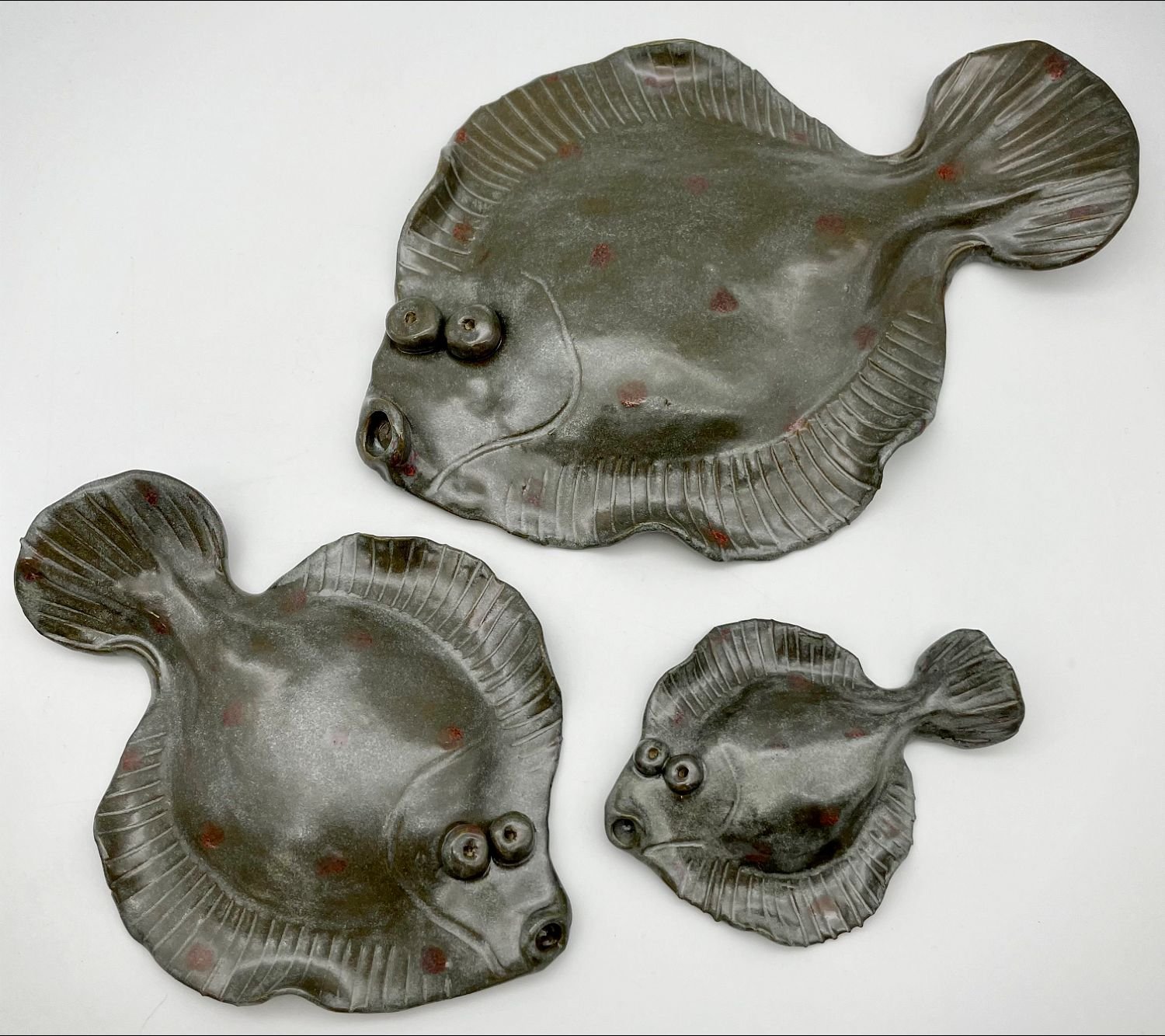 Fladfisk i keramik - Stengr med rde pletter