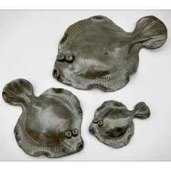 Fladfisk i keramik - Stengr med rde pletter