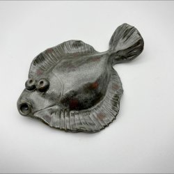 Fladfisk i keramik - Stengr med rde pletter