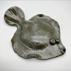 Fladfisk i keramik - Stengr med rde pletter
