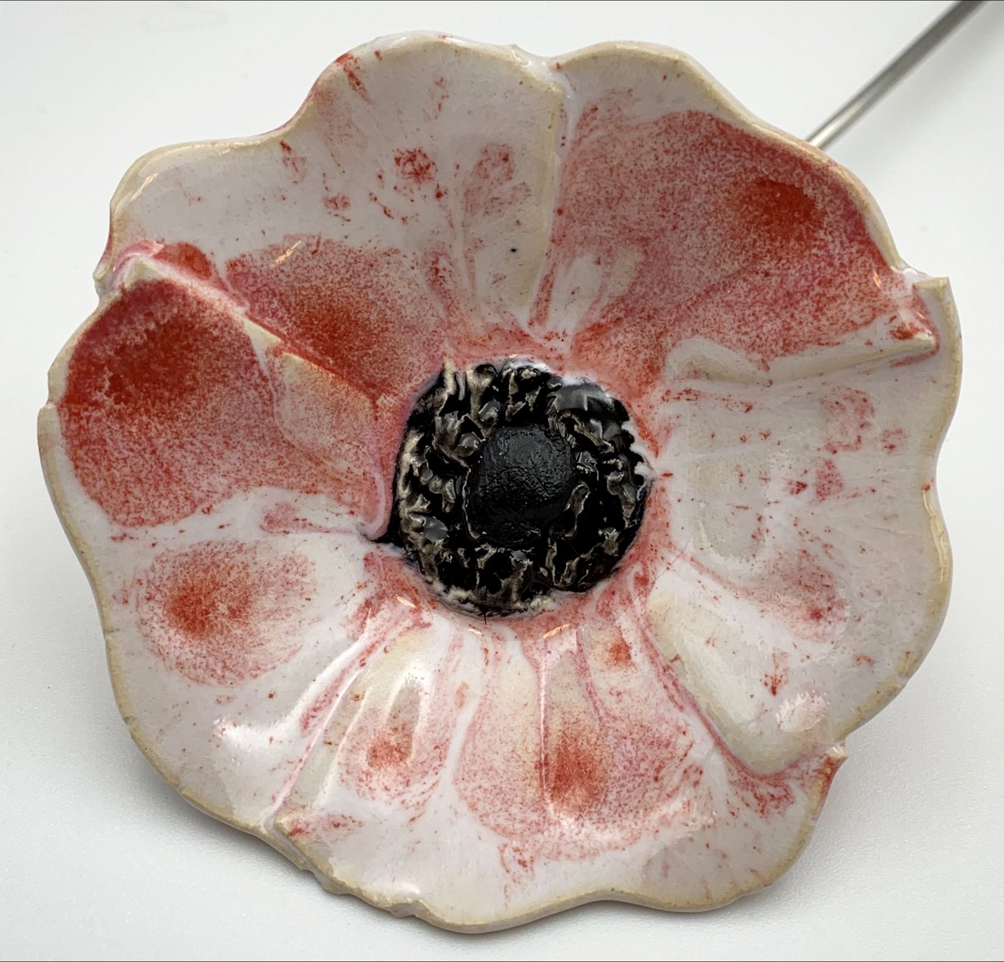 Keramik blomst - Hvid med rød effekt