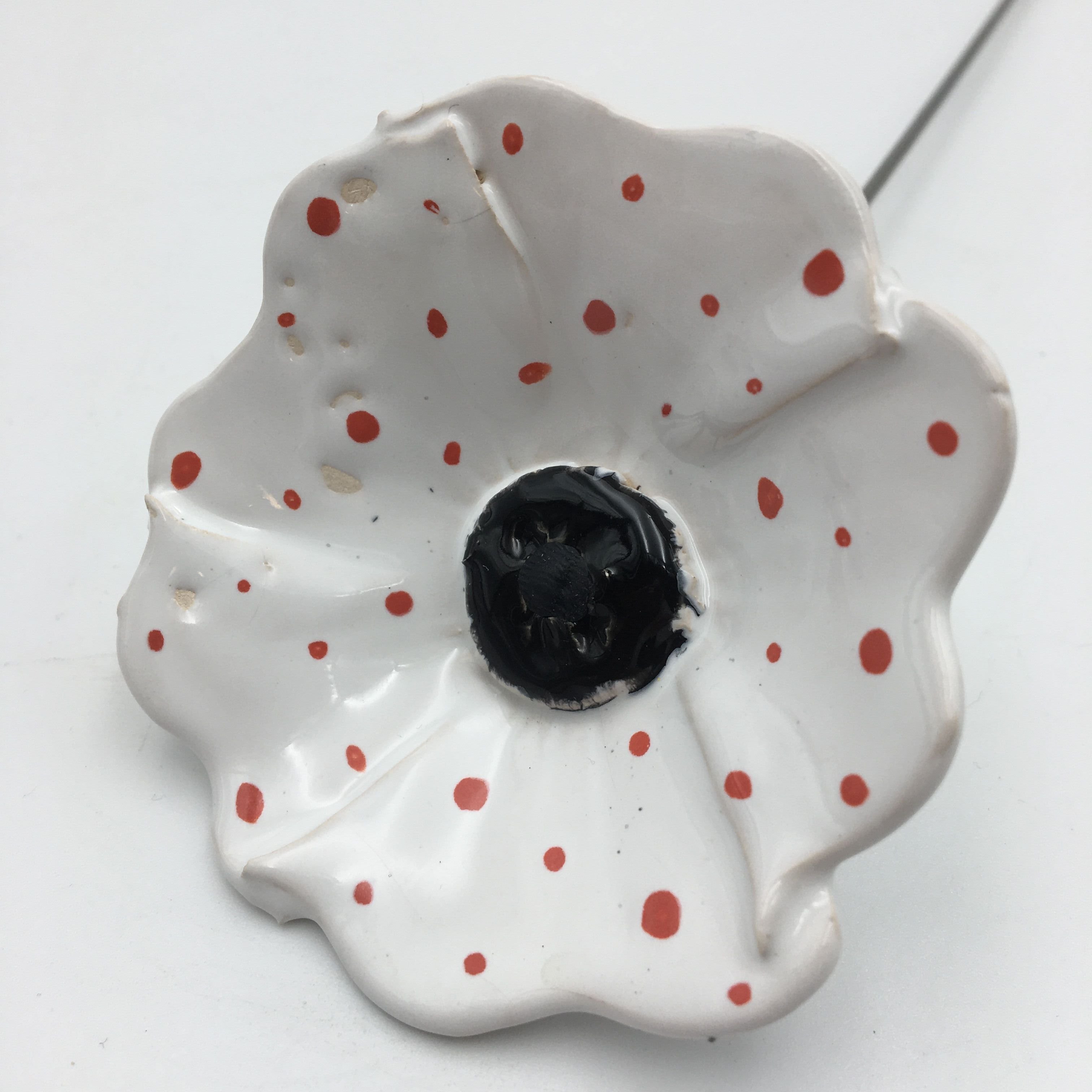 Keramik blomst - Hvid med røde prikker