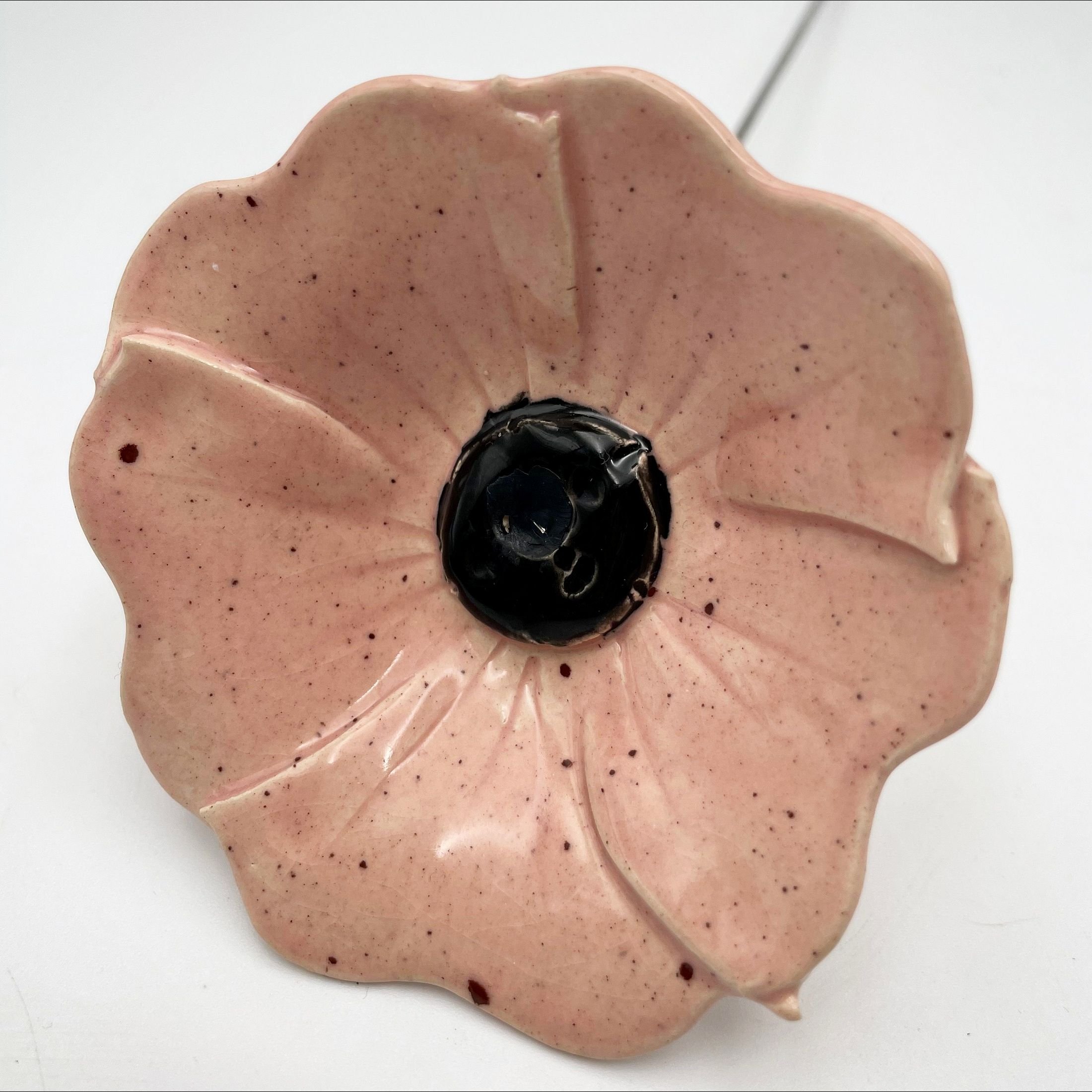 Keramik blomst - Lyserød med sorte prikker