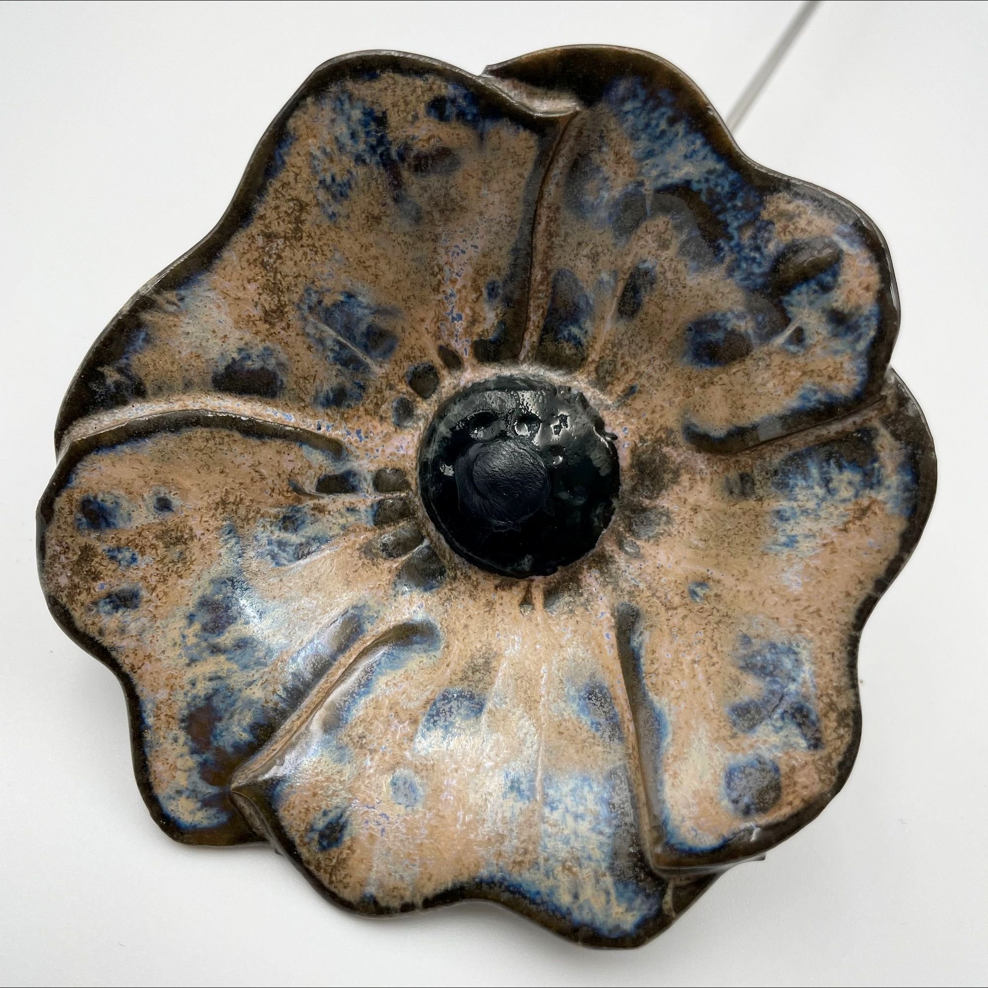 Keramik blomst - Mørk med lyse og blå effekter