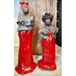 Dame i keramik - Mrk hud - Rd kjole