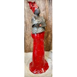 Dame i keramik - Mrk hud - Rd kjole