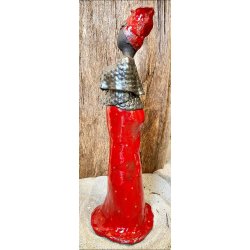 Dame i keramik - Mrk hud - Rd kjole