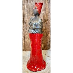 Dame i keramik - Mrk hud - Rd kjole