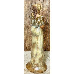 Skagens Dame i keramik - Lys hud - Kjole og hat i beige og brune nuancer