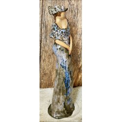 Skagens Dame i keramik - Lys hud - Kjole og hat i mrk med bl effekter.