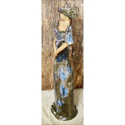 Skagens Dame i keramik - Lys hud - Kjole og hat i mrk med bl effekter.