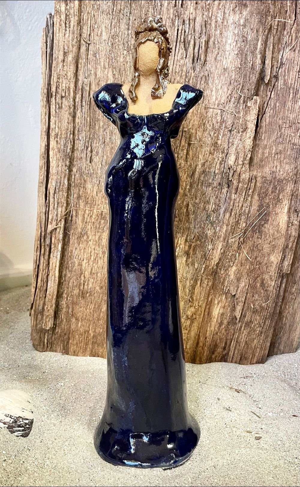Dame i keramik - Lys hud - Dybblå kjole