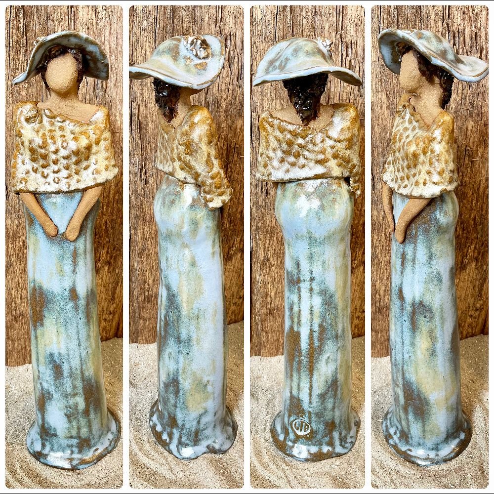 Skagens Dame i keramik - Lys hud - Kjole og hat i lysebl� med sandfarvet sjal.