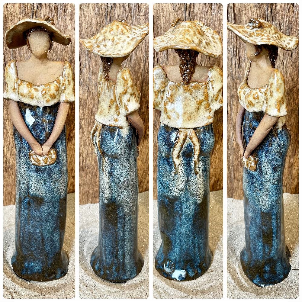 Skagens Dame i keramik - Lys hud - Kjole i bl�gr�, sandfarvet hat og sjal.