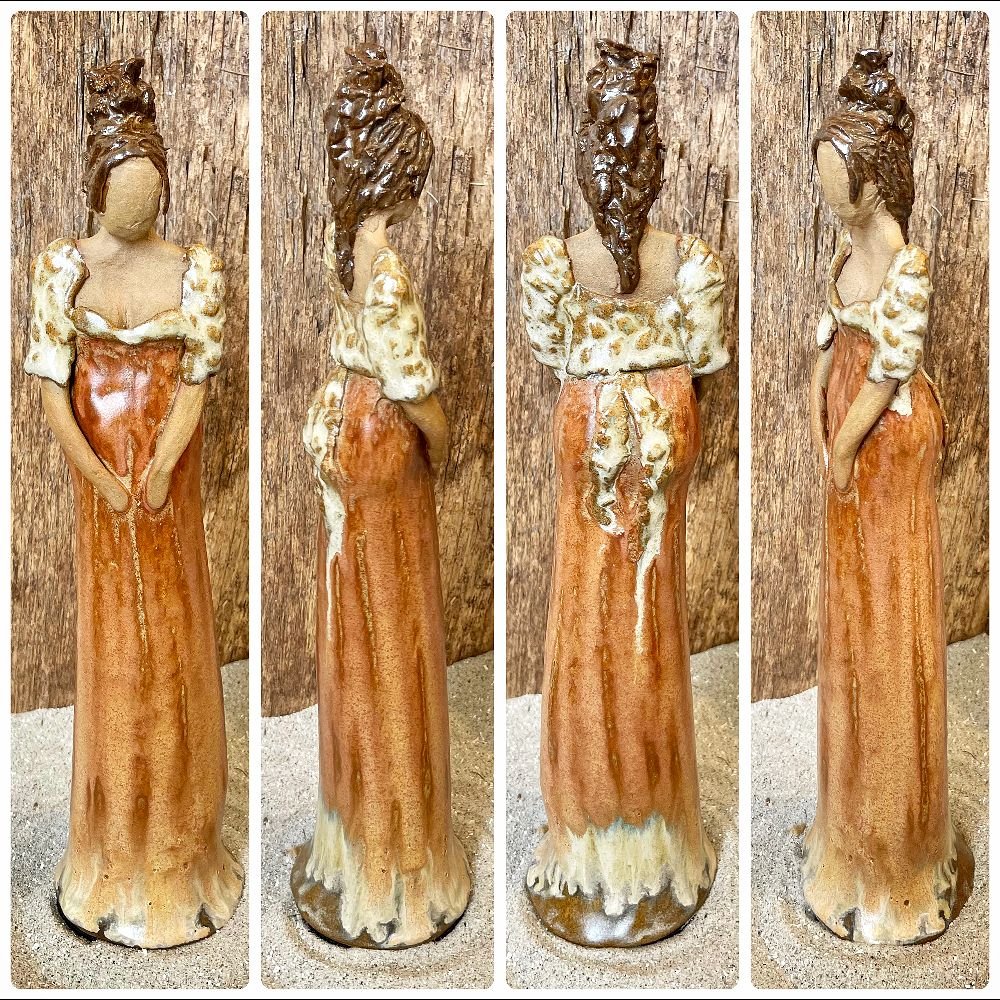 Skagens Dame i keramik - Lys hud - Kjole i br�ndt orange og sandfarvet sjal