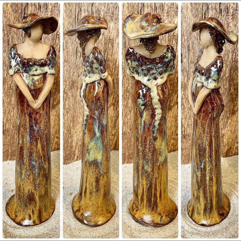 Skagens Dame i keramik - Lys hud - Hvid kjole og hat i brune nuancer