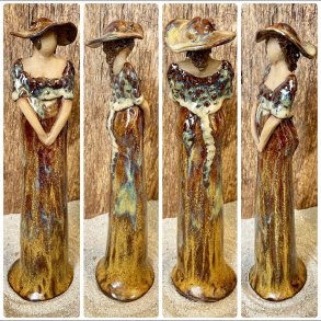 Skagens Dame i keramik - Lys hud - Hvid kjole og hat i brune nuancer