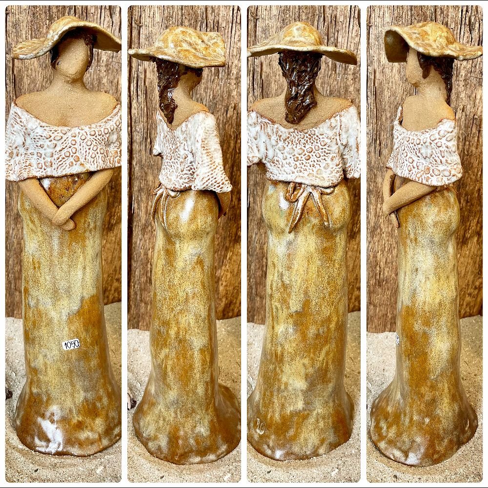 Skagens Dame i keramik - Lys hud - Beige kjole og hat, hvidt sjal.