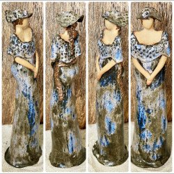 Skagens Dame i keramik - Lys hud - Kjole og hat i mrk med bl effekter.