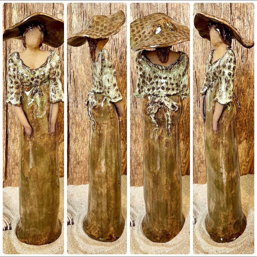 Skagens Dame i keramik - Lys hud - Kjole og hat i Gr�nne og brunlige nuancer