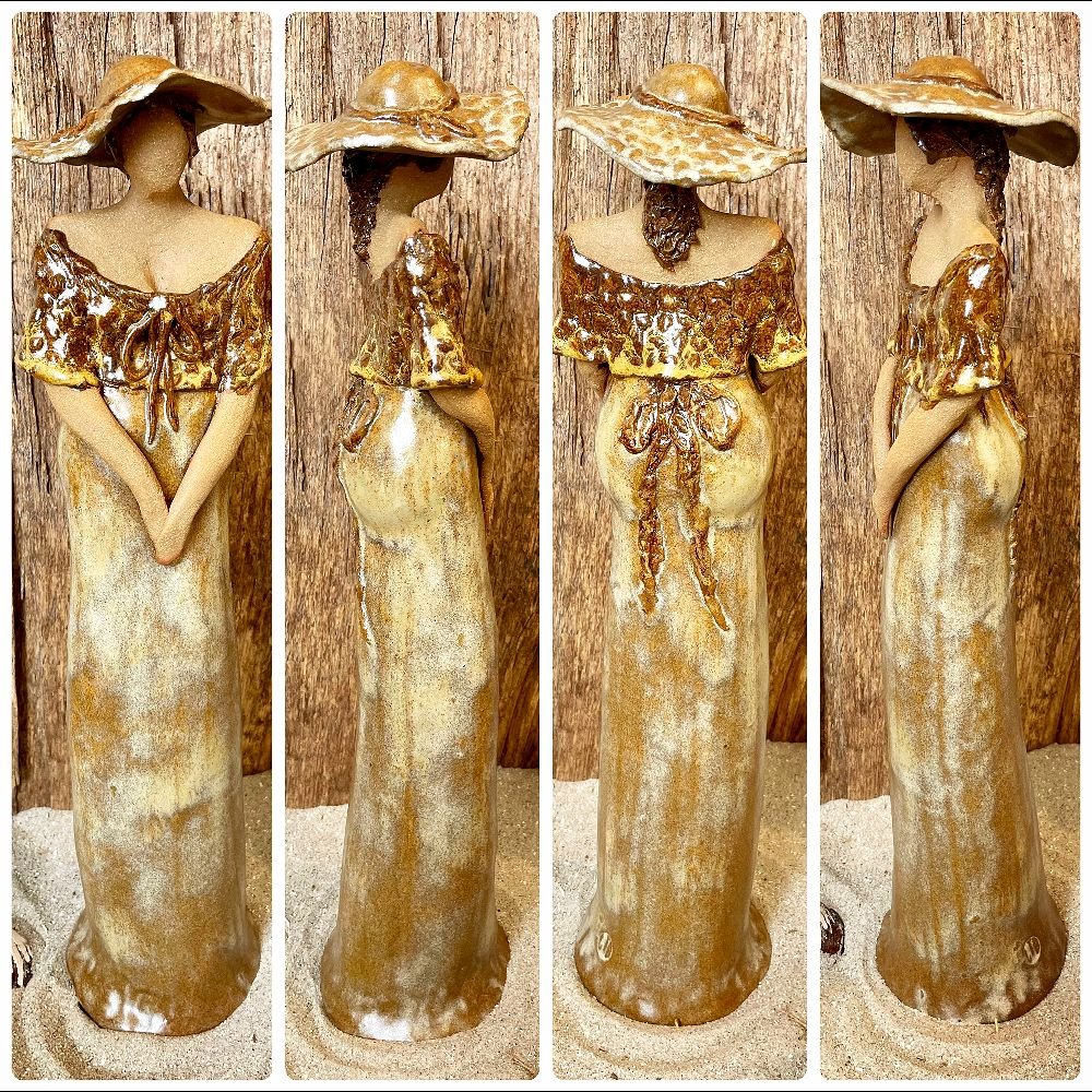 Skagens Dame i keramik - Lys hud - Kjole og hat i lyse og brune nuancer.