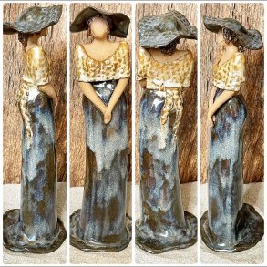 Skagens Dame i keramik - Lys hud - Kjole og hat i blgr, sandfarvet sjal.