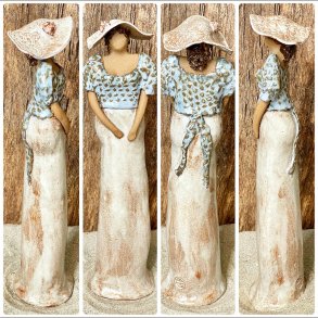 Skagens Dame i keramik - Lys hud - Kjole og sjal i hvid og lysebl.