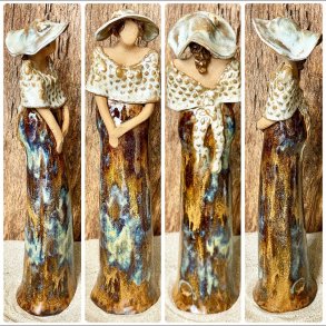 Skagens Dame i keramik - Lys hud - Kjole og hat i brune og lyse nuancer.