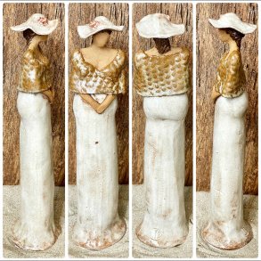 Skagens Dame i keramik - Lys hud - Hvid kjole og hat, med sjal i beige.