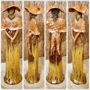 Skagens Dame i keramik - Lys hud - Brun kjole, sjal og hat i br�ndt orange.