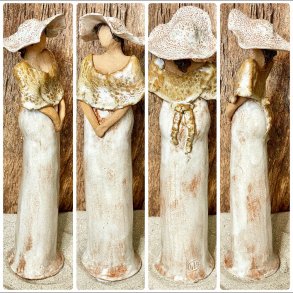 Skagens Dame i keramik - Lys hud - Kjole og hat i hvide og lyse nuancer.