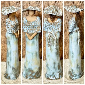 Skagens Dame i keramik - Lys hud - Kjole og hat i lysebl.