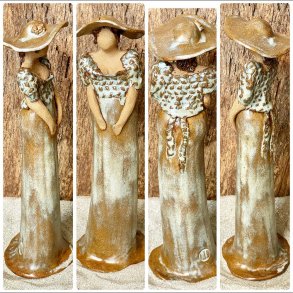 Skagens Dame i keramik - Lys hud - Kjole og hat i beige og lysebl.