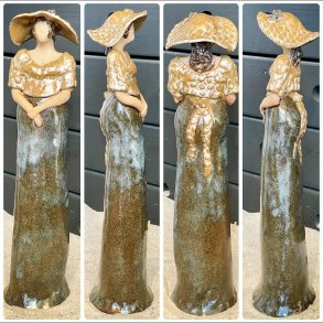 Skagens Dame i keramik - Lys hud - Blgr kjole, sandfarvet hat og sjal.