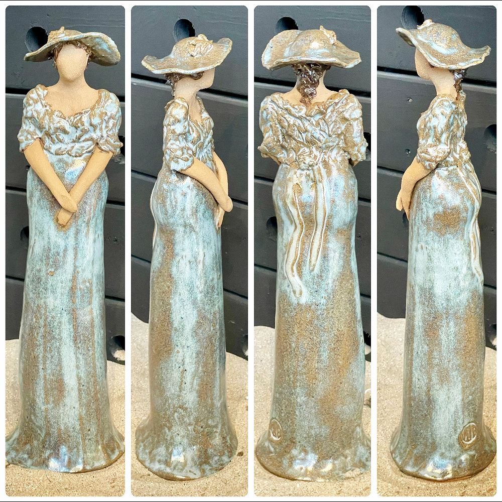 Skagens Dame i keramik - Lys hud - Kjole og hat i lysebl.