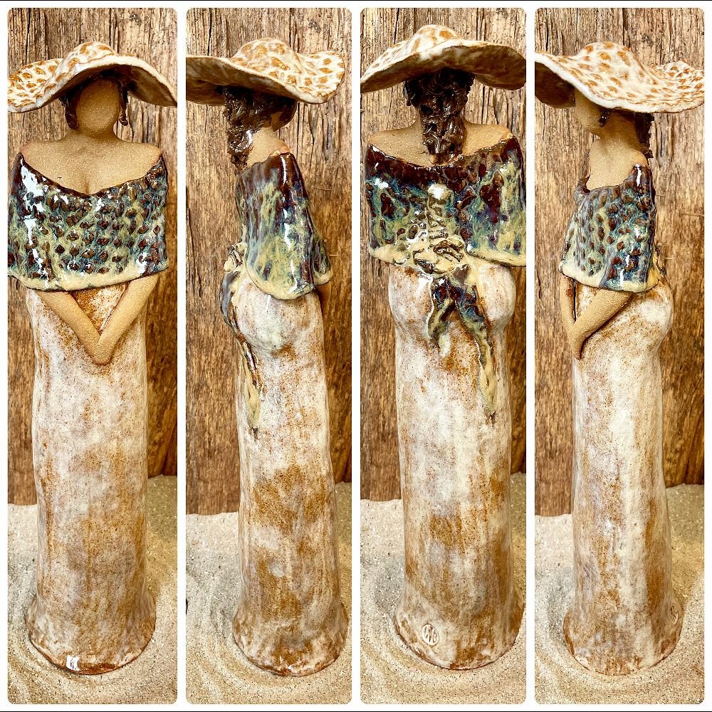 Skagens Dame i keramik - Lys hud - Kjole og hat i hvid og brune nuancer.