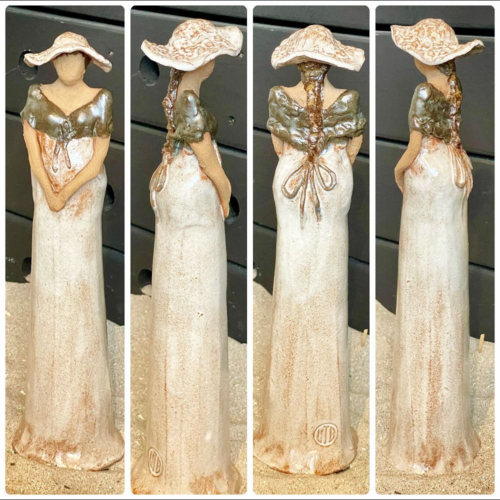 Skagens Dame i keramik - Lys hud - Hvid kjole og hat, med grt sjal.