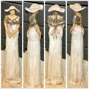 Skagens Dame i keramik - Lys hud - Hvid kjole og hat, med grt sjal.