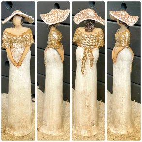 Skagens Dame i keramik - Lys hud - Hvid kjole og hat, sandfarvet sjal.