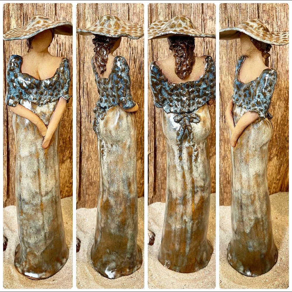 Skagens Dame i keramik - Lys hud - Beige kjole og hat, bl�gr�t sjal.