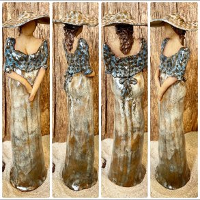 Skagens Dame i keramik - Lys hud - Beige kjole og hat, bl�gr�t sjal.