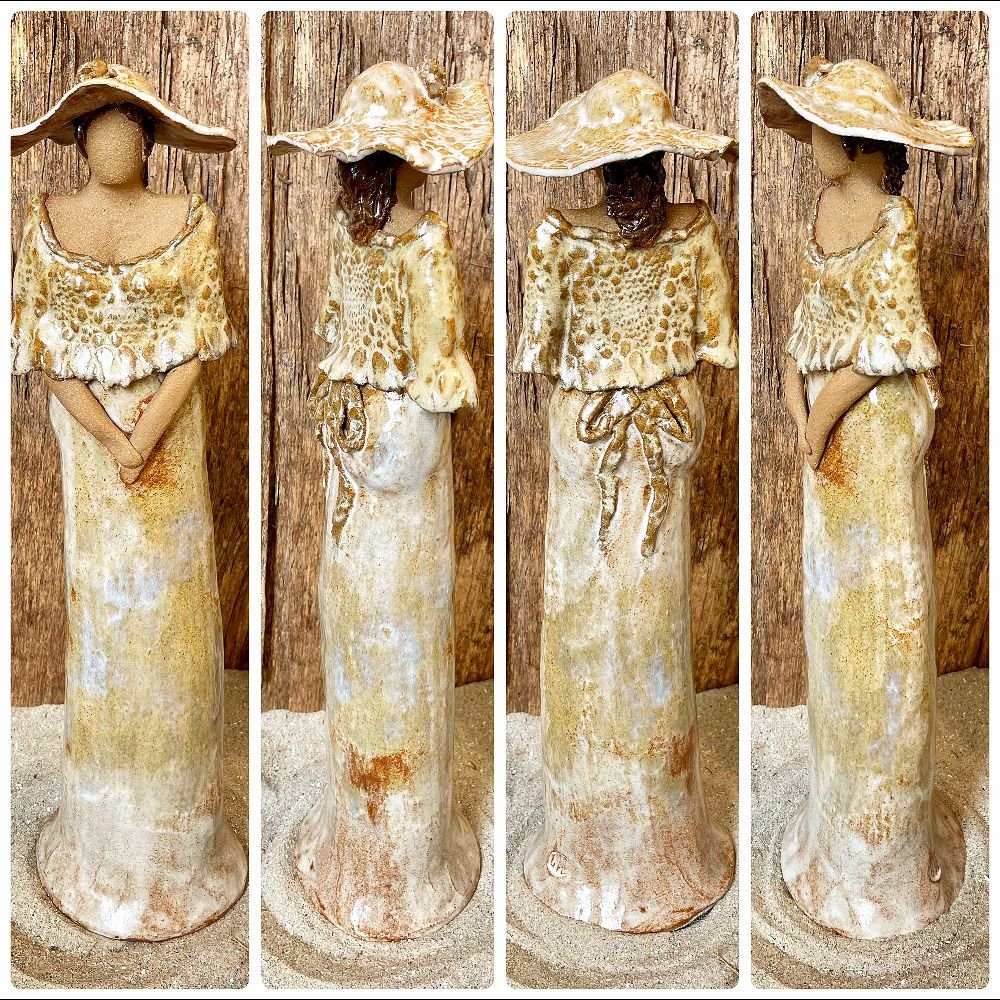 Skagens Dame i keramik - Lys hud - Kjole og hat i lyse nuancer