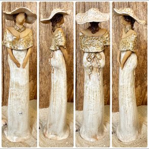 Skagens Dame i keramik - Lys hud - Hvid kjole og hat, sandfarvet sjal.